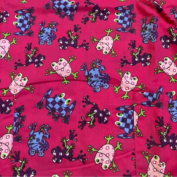 NWOT Carol’s Scrubs Woman’s Pink Frog Scrub Top - Picture 2 of 9